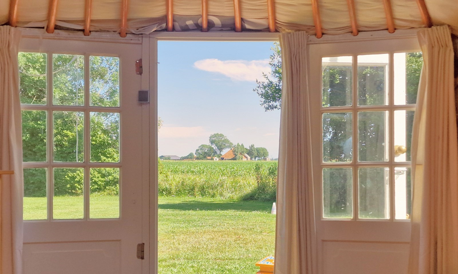 Traditionele Yurt met een heerlijk uitzicht over de uitgestrekte weilanden