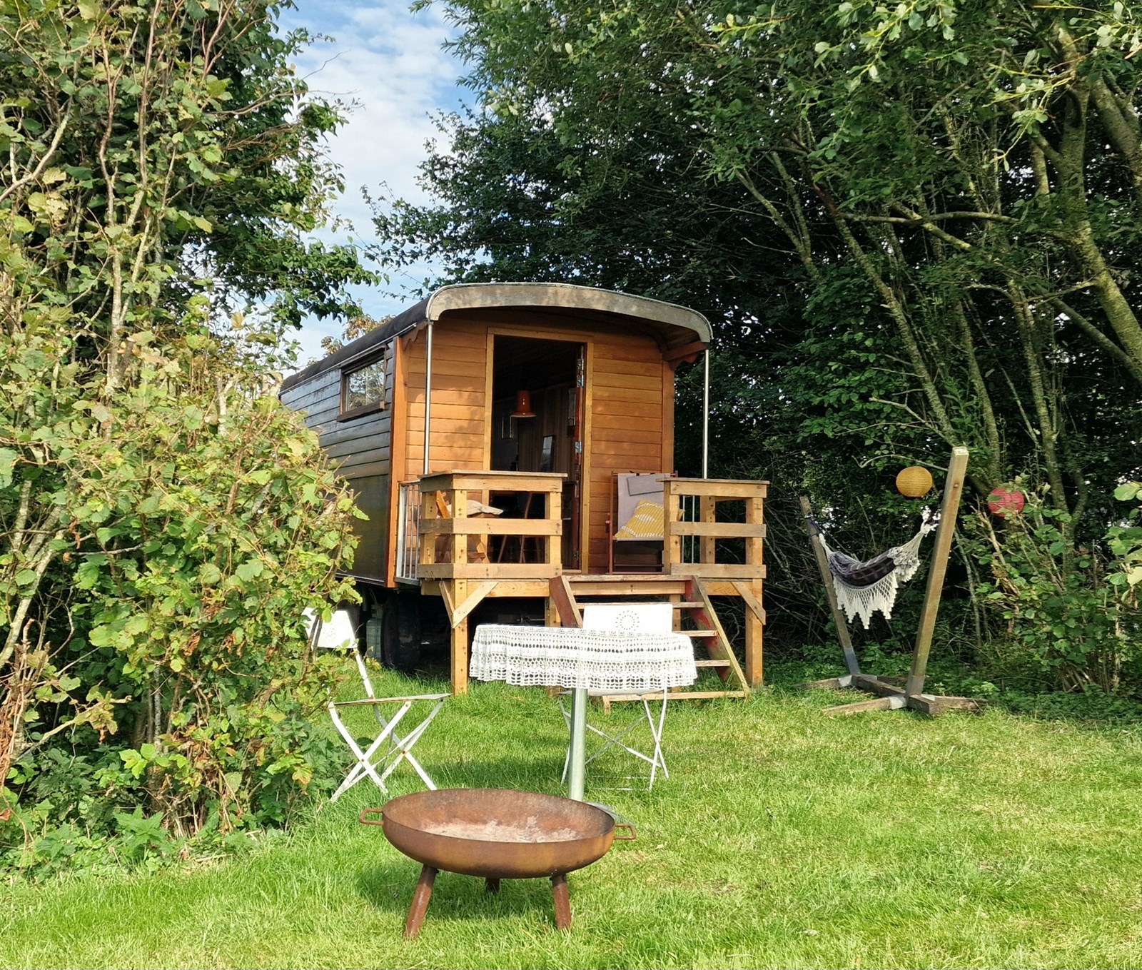 Knusse pipowagen met uitzicht over het water