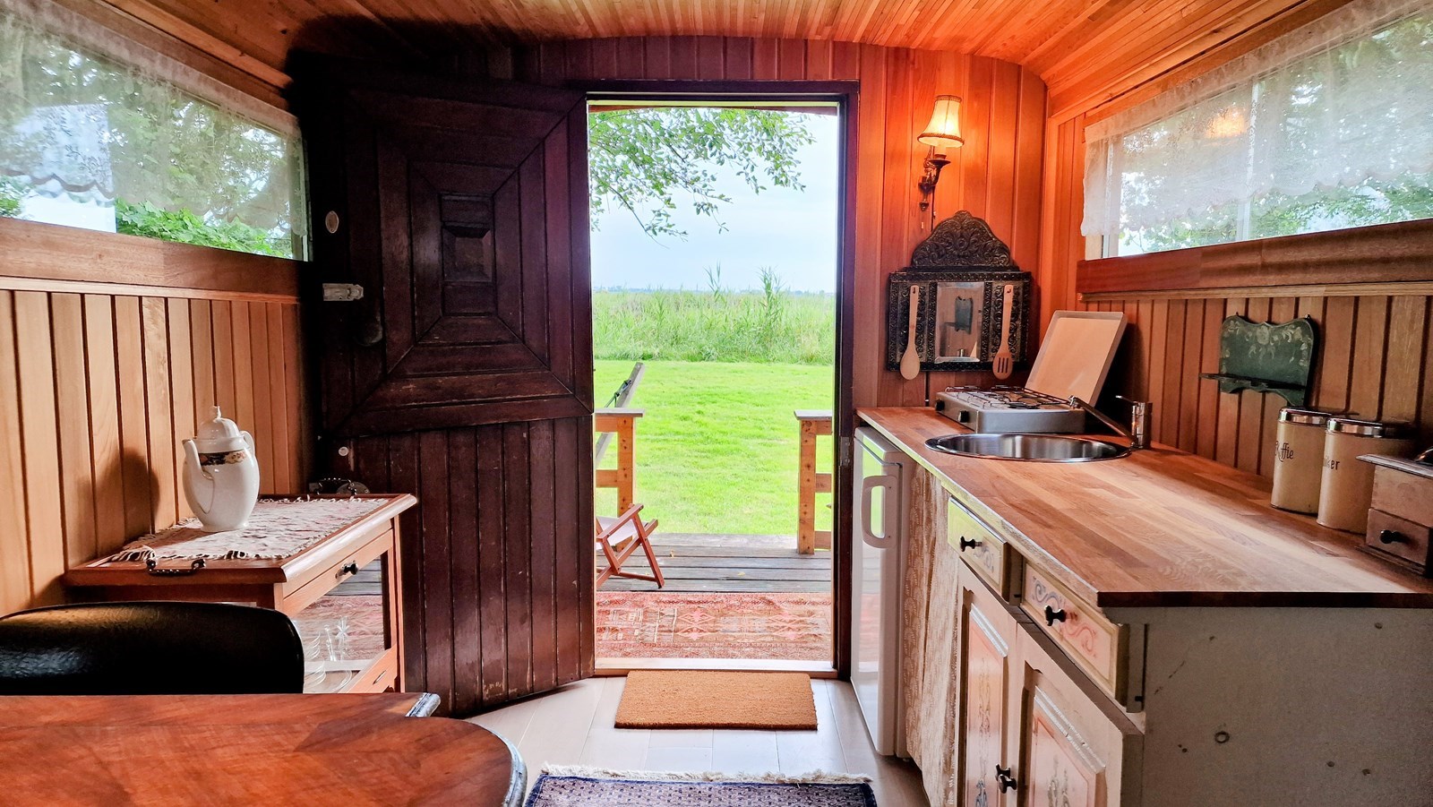 Knusse pipowagen met uitzicht over het water