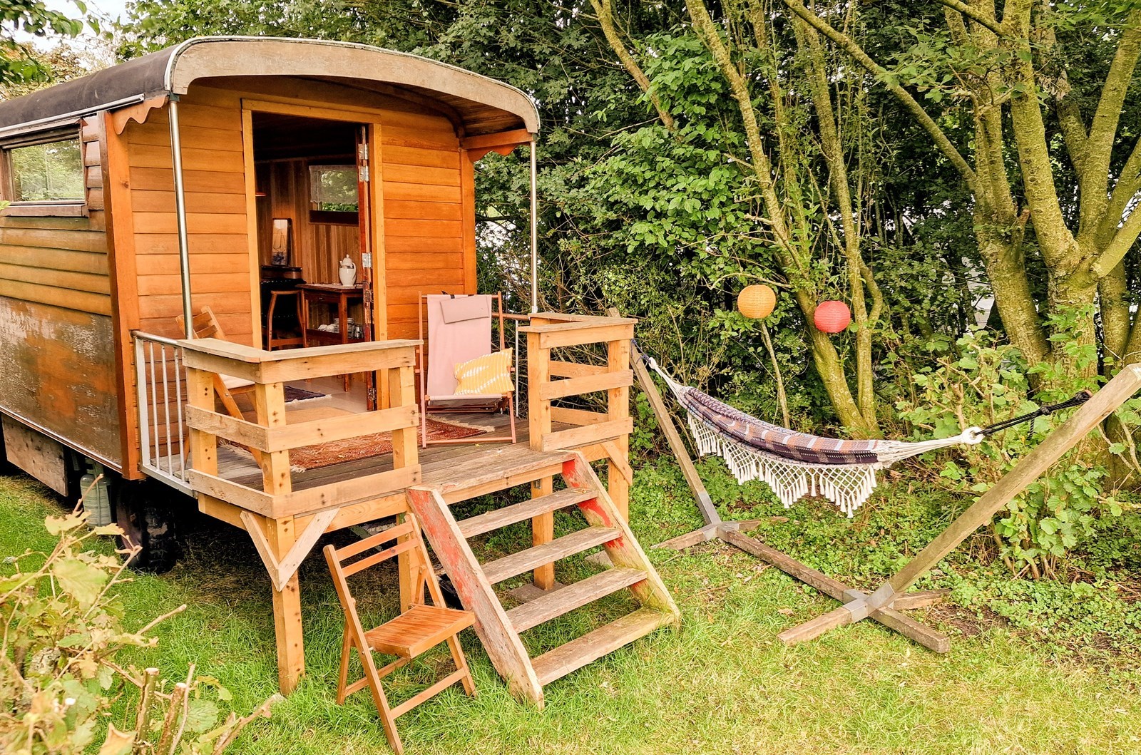 Knusse pipowagen met uitzicht over het water