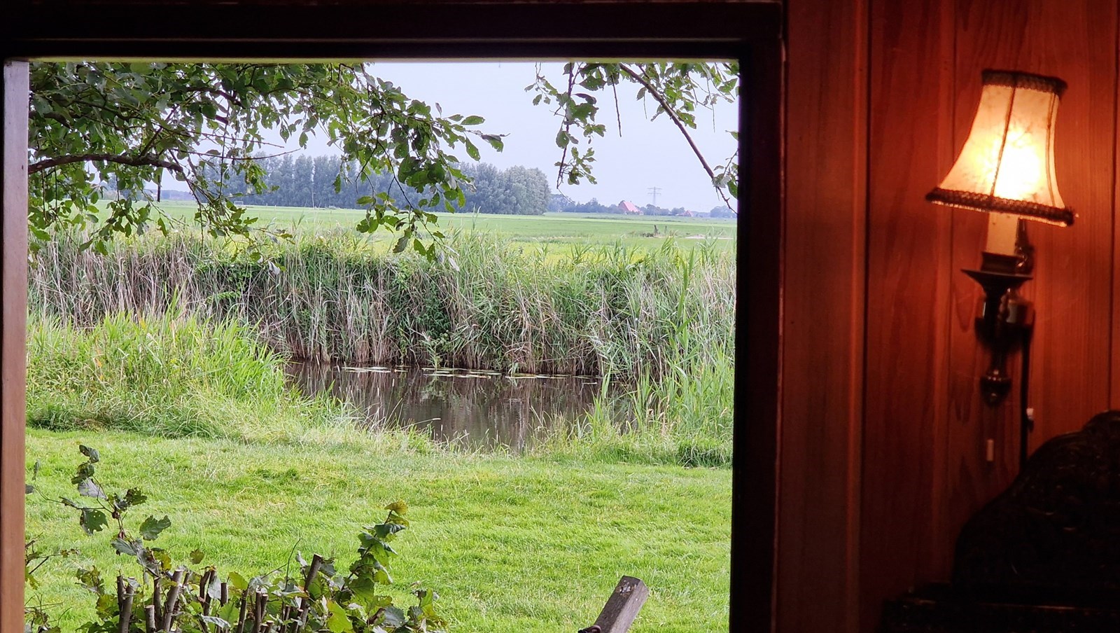 Knusse pipowagen met uitzicht over het water