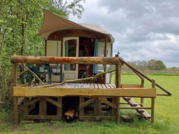 Overnachten in een ouderwetse circuswagen