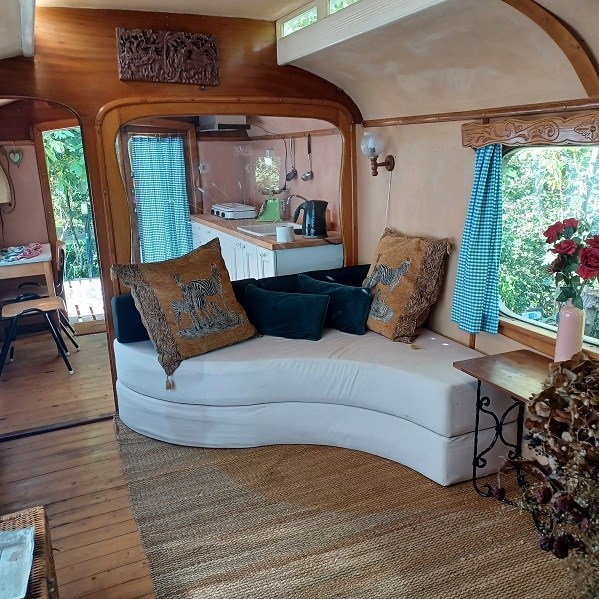 Overnachten in een ouderwetse circuswagen