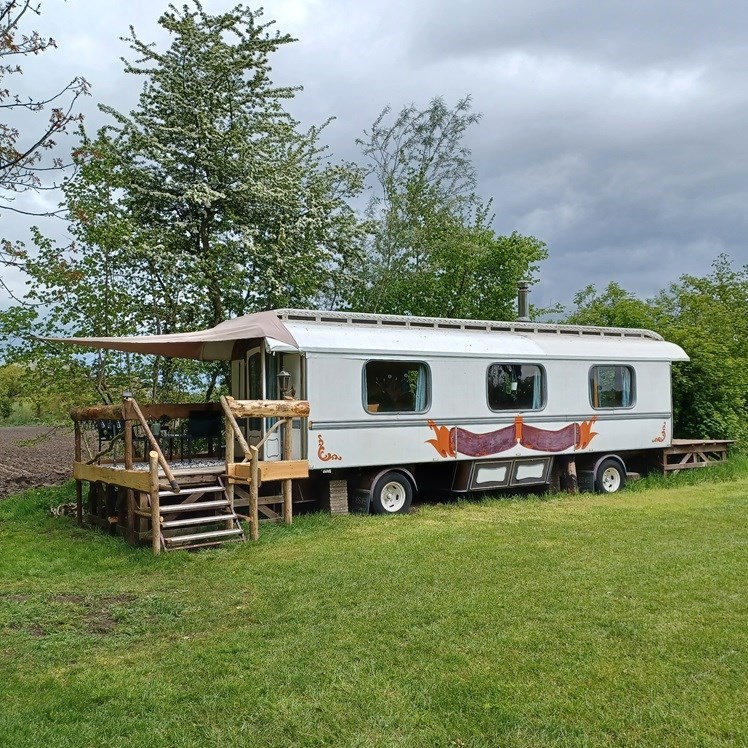 Overnachten in een ouderwetse circuswagen
