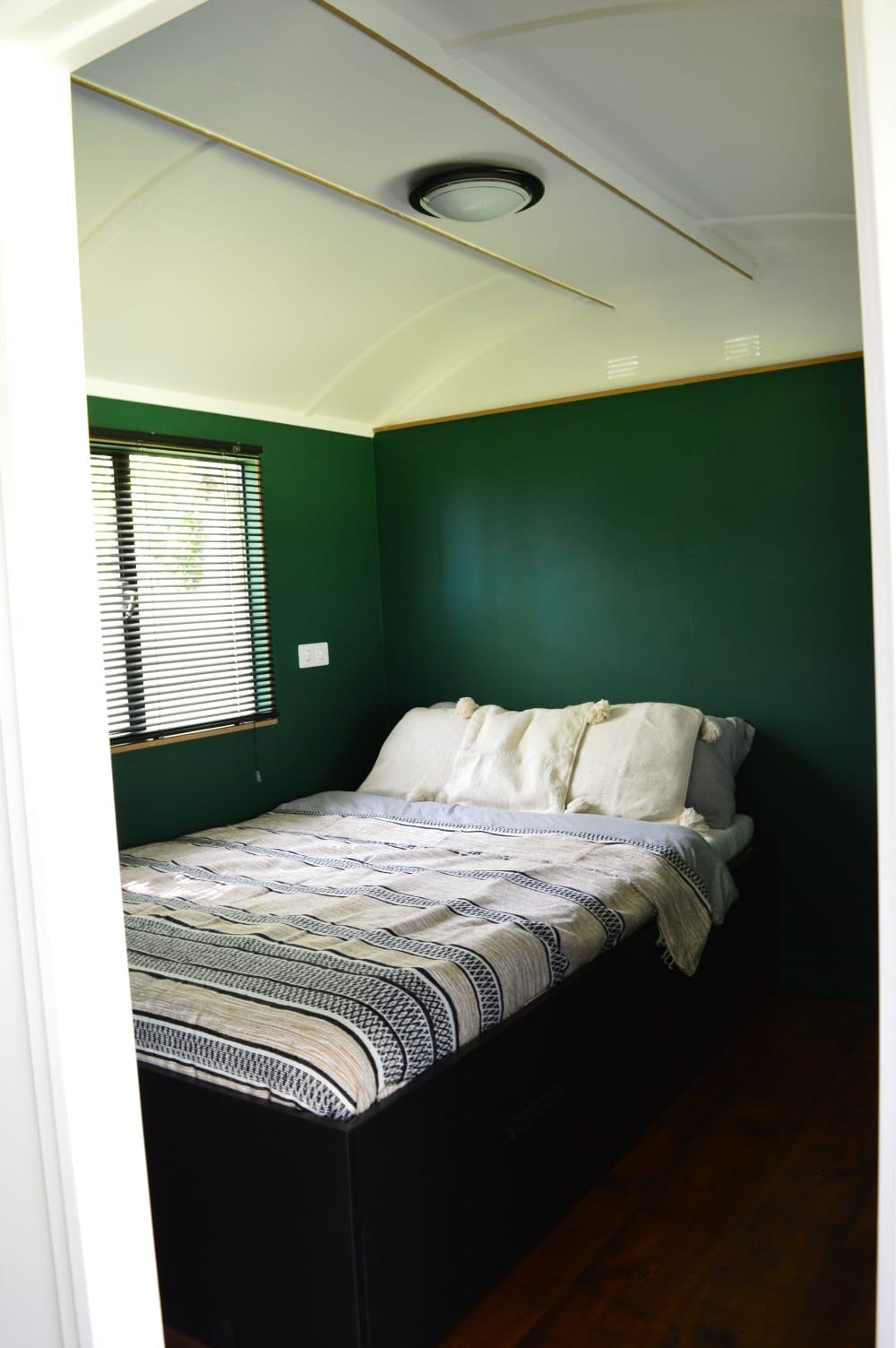 Deze woonwagen was vroeger een Belgische voetbalkleedkamer en nu een gezellig tiny huisje op wielen