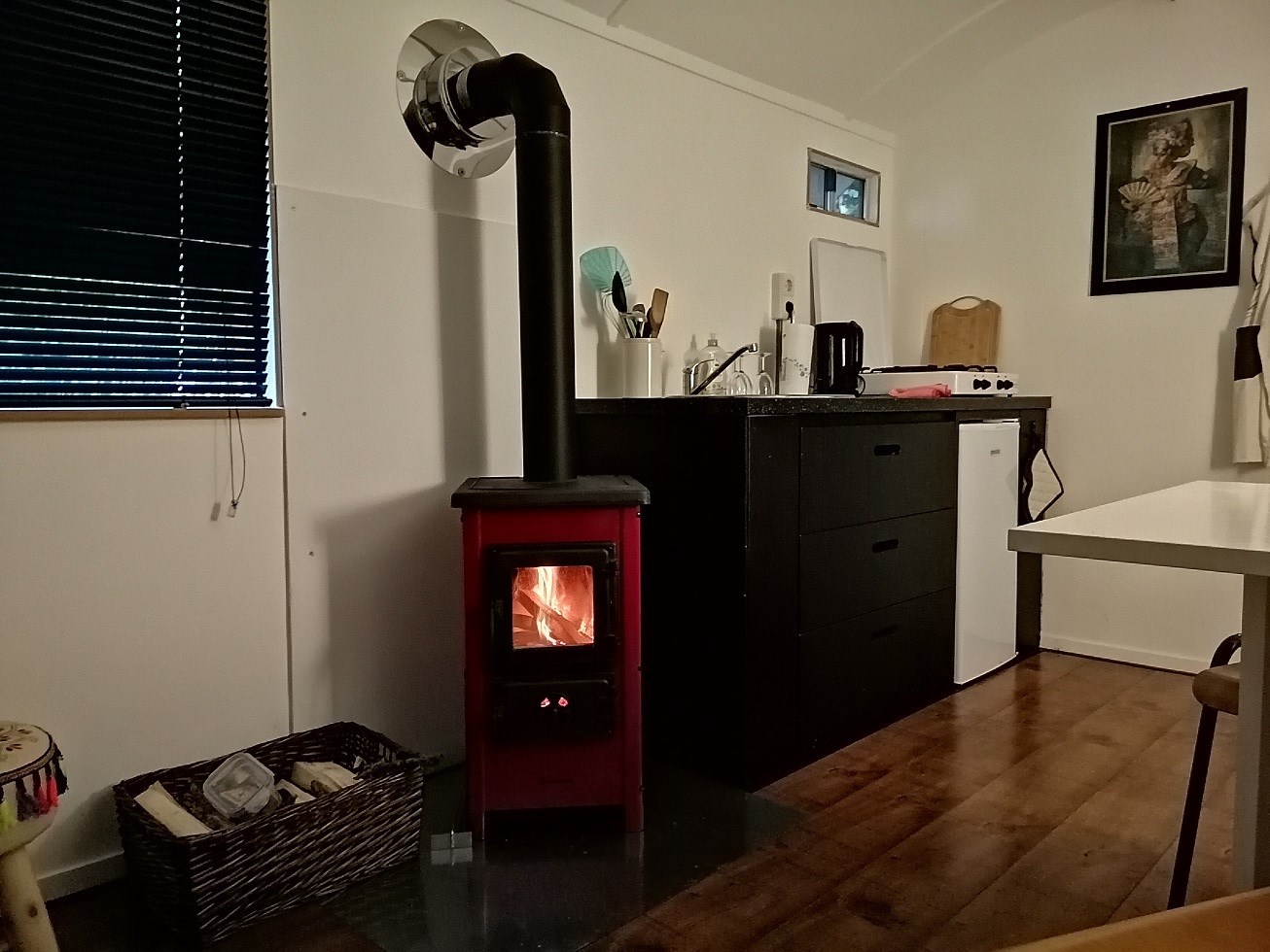 Deze woonwagen was vroeger een Belgische voetbalkleedkamer en nu een gezellig tiny huisje op wielen