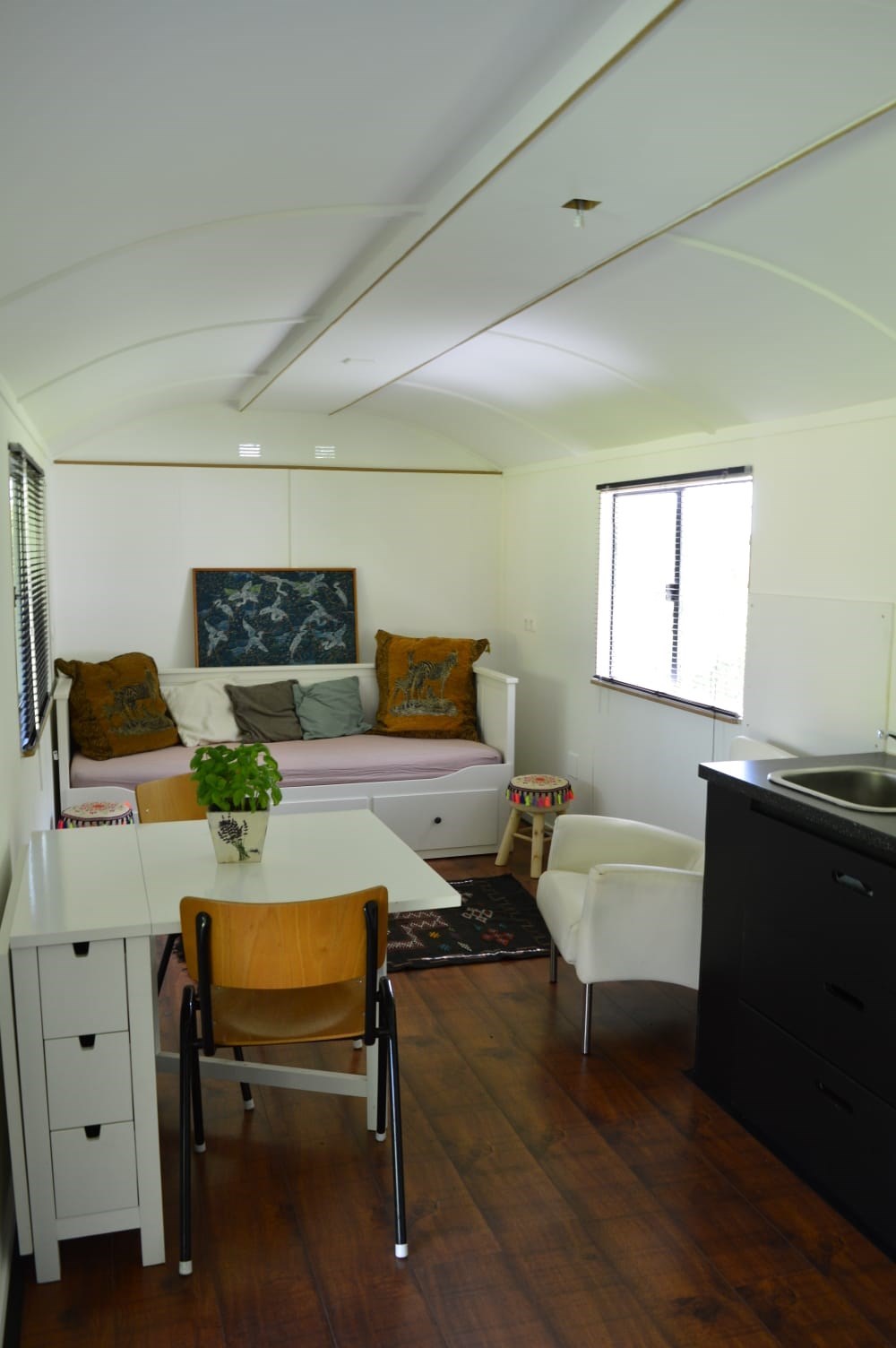 Deze woonwagen was vroeger een Belgische voetbalkleedkamer en nu een gezellig tiny huisje op wielen