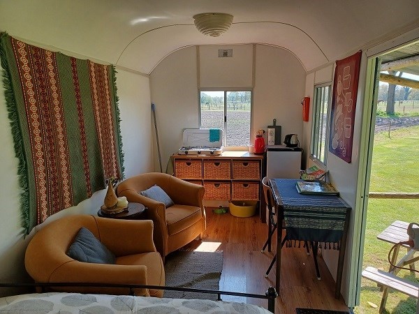 Bijzondere blauwe woonwagen die doet denken aan een Australische cottage