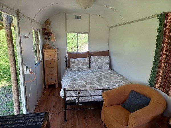 Bijzondere blauwe woonwagen die doet denken aan een Australische cottage