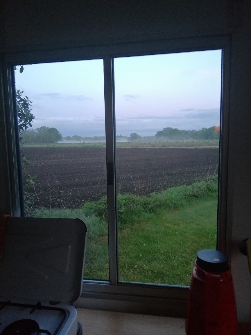 Bijzondere blauwe woonwagen die doet denken aan een Australische cottage