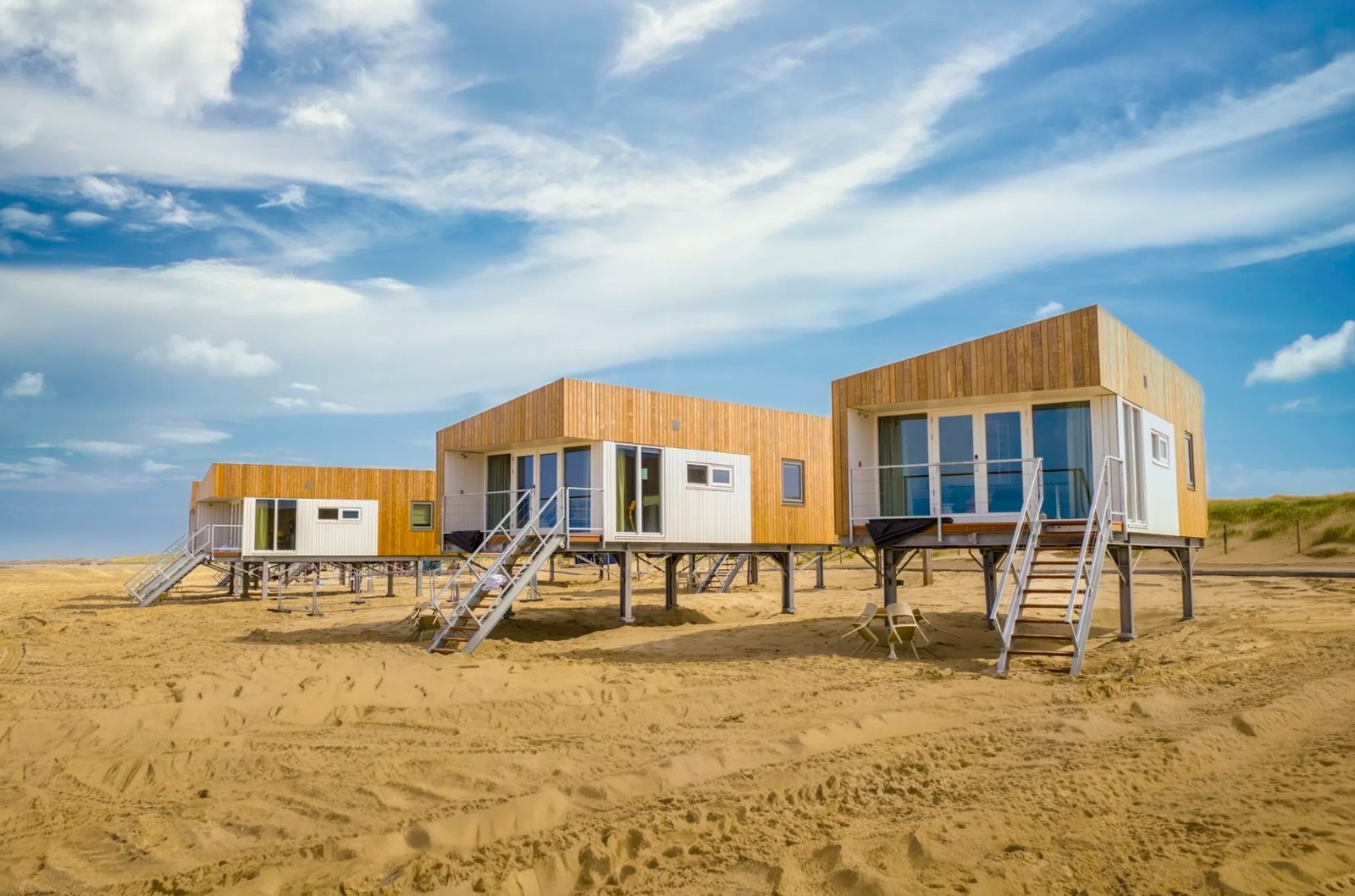 De zee horen vanuit dit moderne strandhuisje