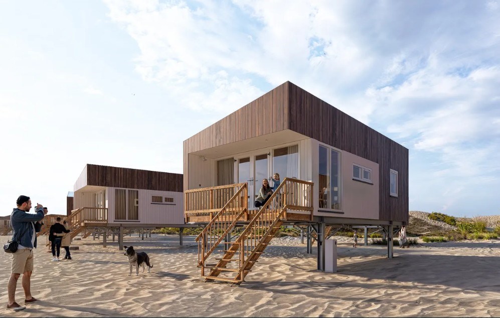 De zee horen vanuit dit moderne strandhuisje
