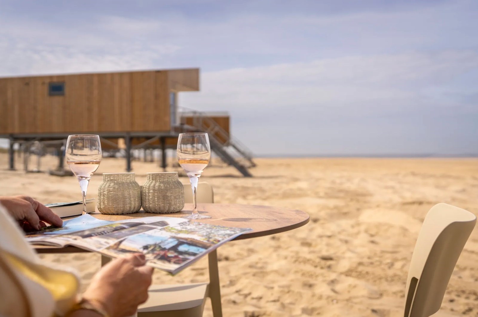 De zee horen vanuit dit moderne strandhuisje