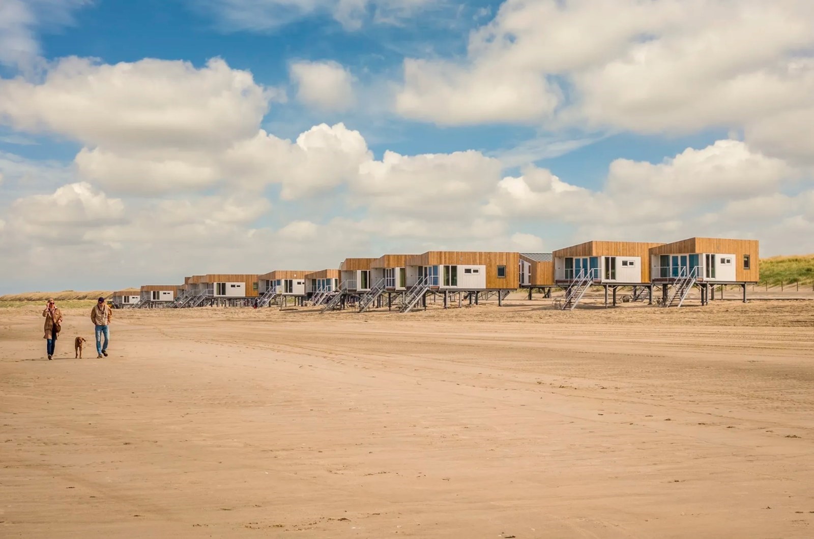 De zee horen vanuit dit moderne strandhuisje