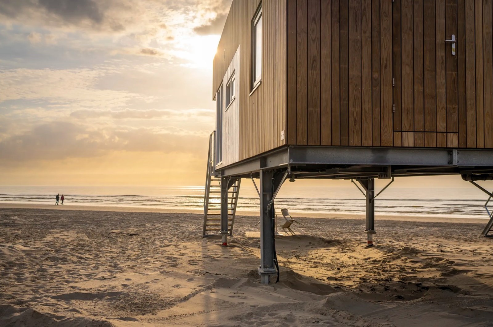De zee horen vanuit dit moderne strandhuisje