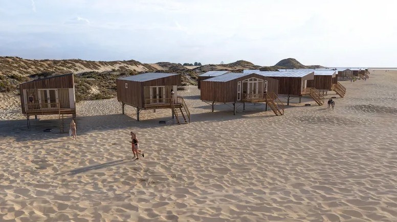 De zee horen vanuit dit moderne strandhuisje