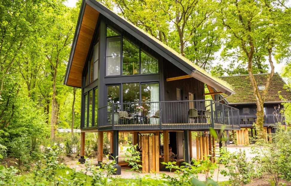 Unieke natuurvila op palen met een privé hottub