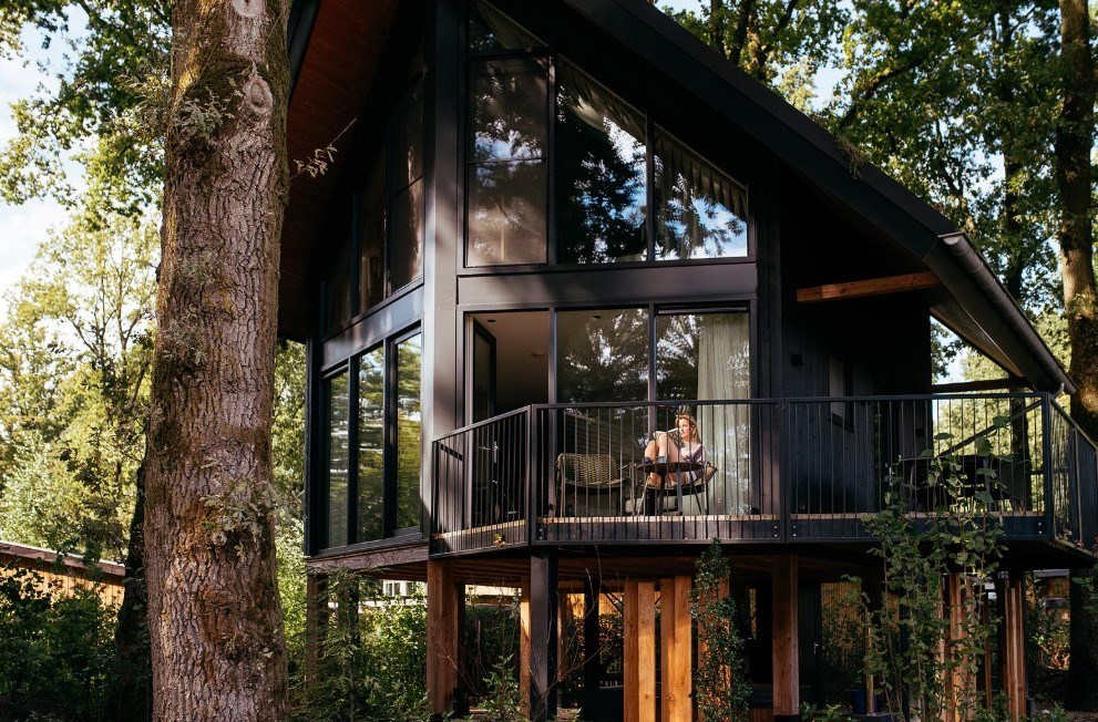 Unieke natuurvila op palen met een privé hottub