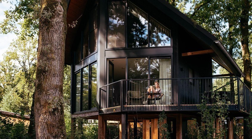 Unieke natuurvila op palen met een privé hottub