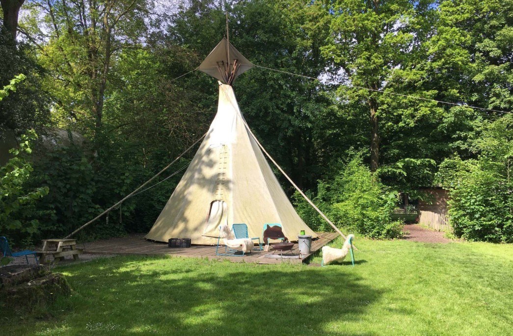 Tipitent met houtkachel