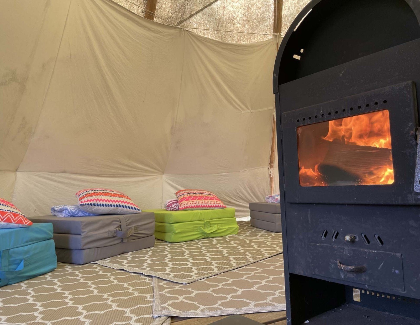 Tipitent met houtkachel