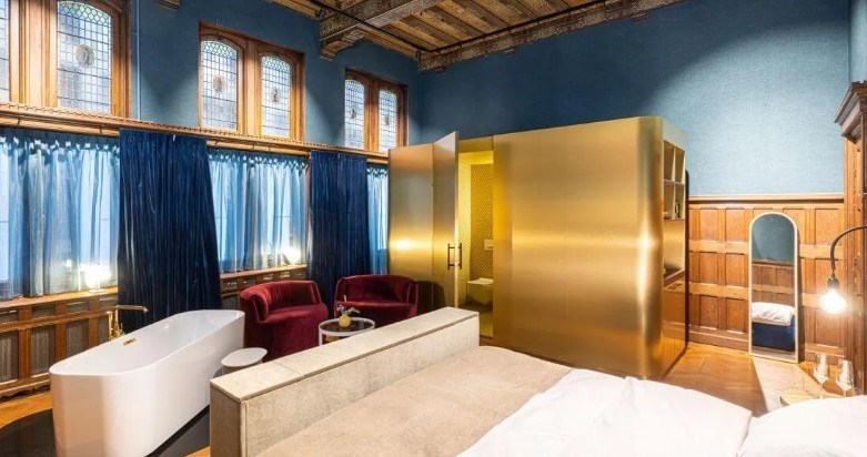 De kamer van de Commissaris van de Koningin in de voormalige monumentale Statenzaal van Zwolle