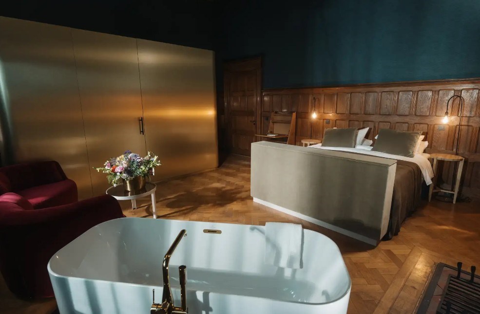 De kamer van de Commissaris van de Koningin in de voormalige monumentale Statenzaal van Zwolle