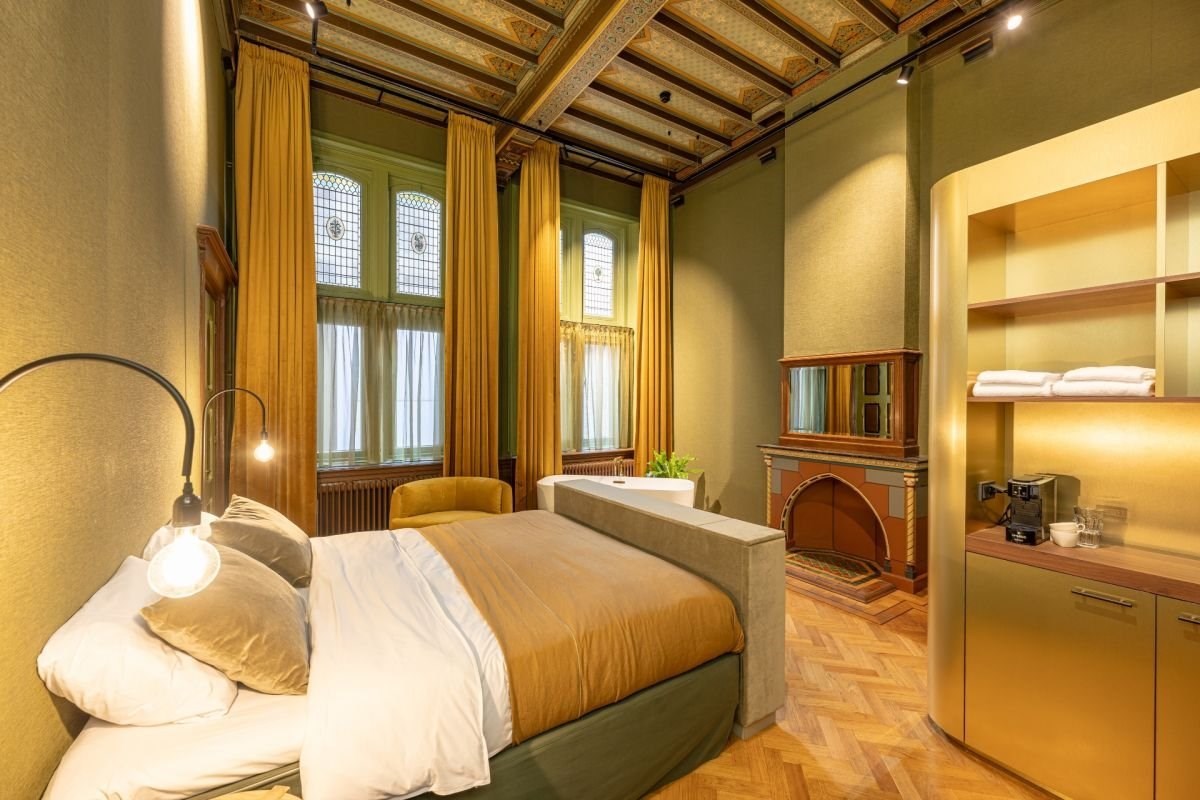 Statige suite met prachtige plafondschilderingen en glas-in-loodramen in de voormalige monumentale Statenzaal van Zwolle