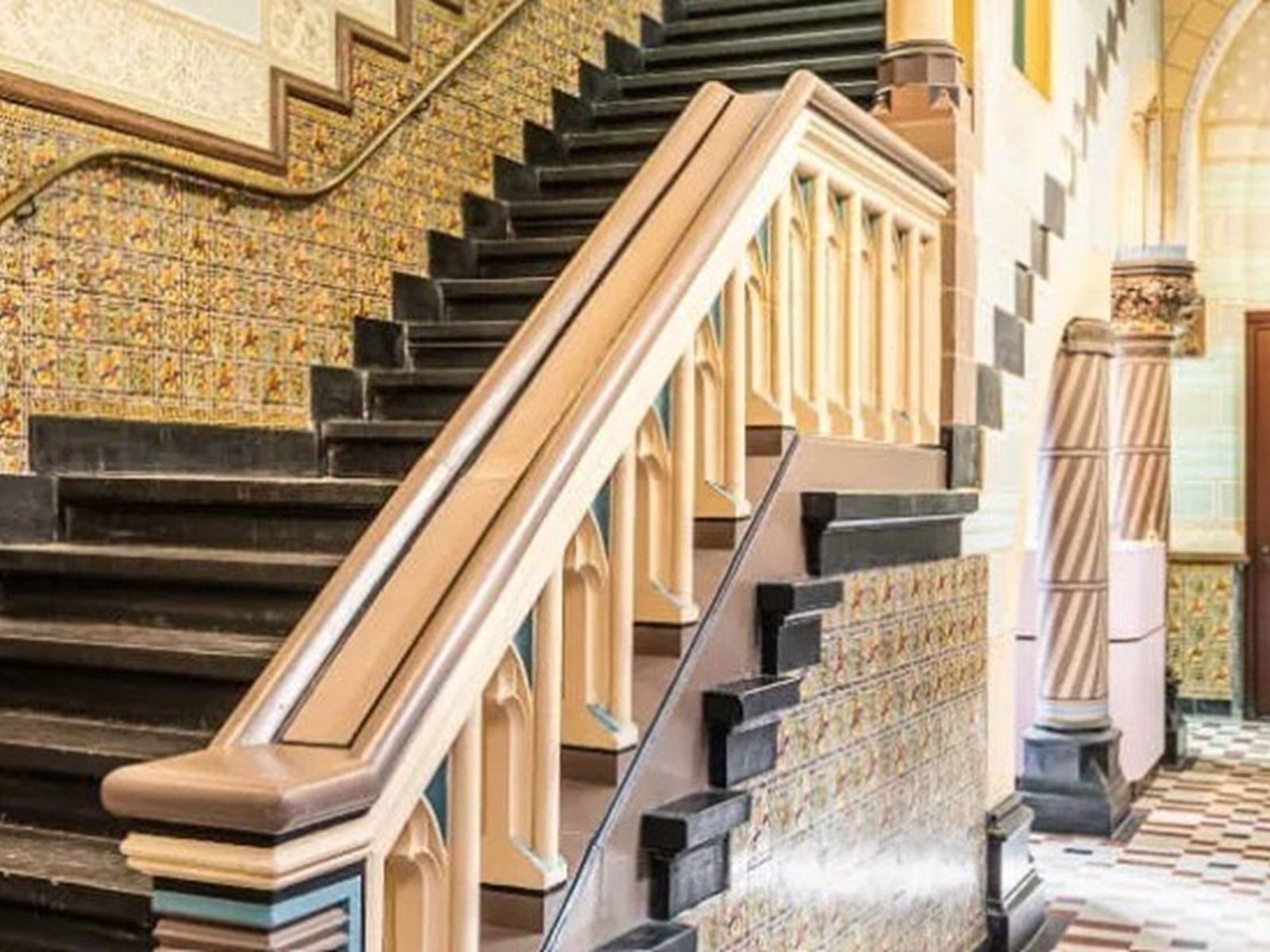 Statige suite met prachtige plafondschilderingen en glas-in-loodramen in de voormalige monumentale Statenzaal van Zwolle