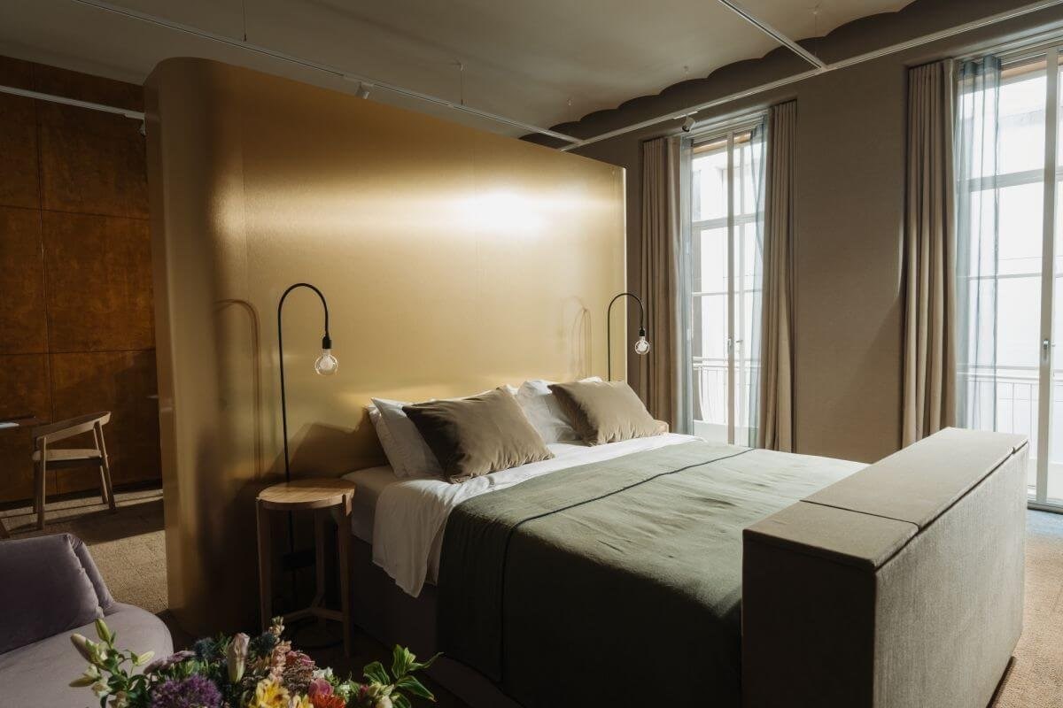 Historische suite met vrijstaand bad in de voormalige monumentale Statenzaal van Zwolle