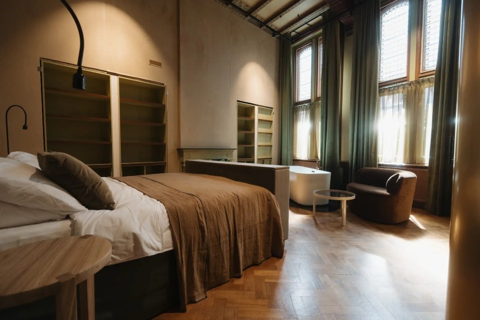 Historische suite met prachtige plafondschilderingen en vrijstaand bad in de voormalige monumentale Statenzaal van Zwolle