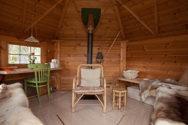 Knusse Finse Kota met houtkachel