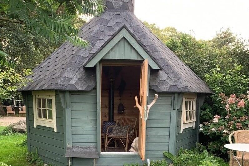 Knusse Finse Kota met houtkachel