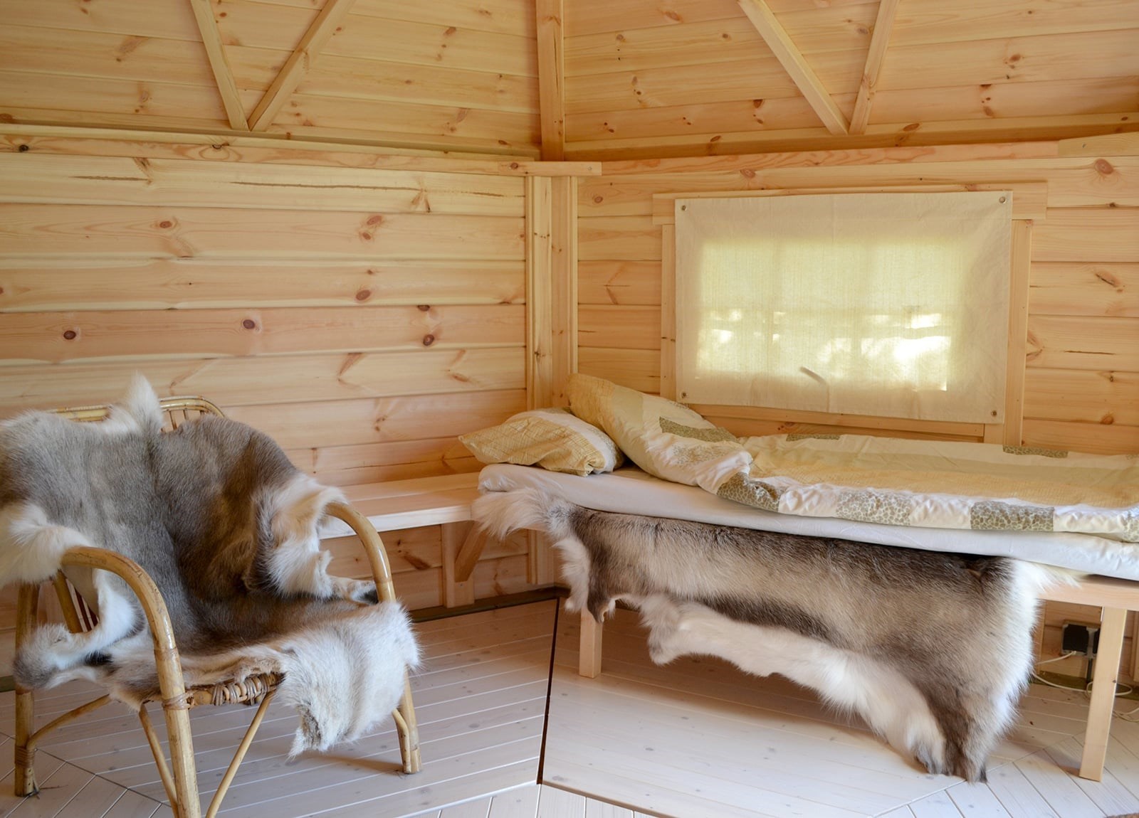 Knusse Finse Kota met houtkachel