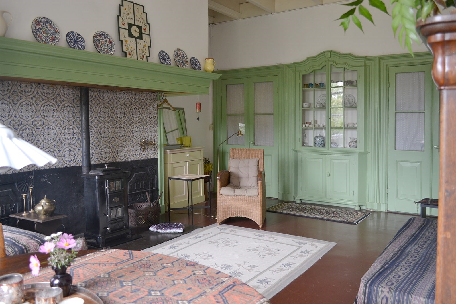 Historische stijlkamer met een oorspronkelijke antieke schouw