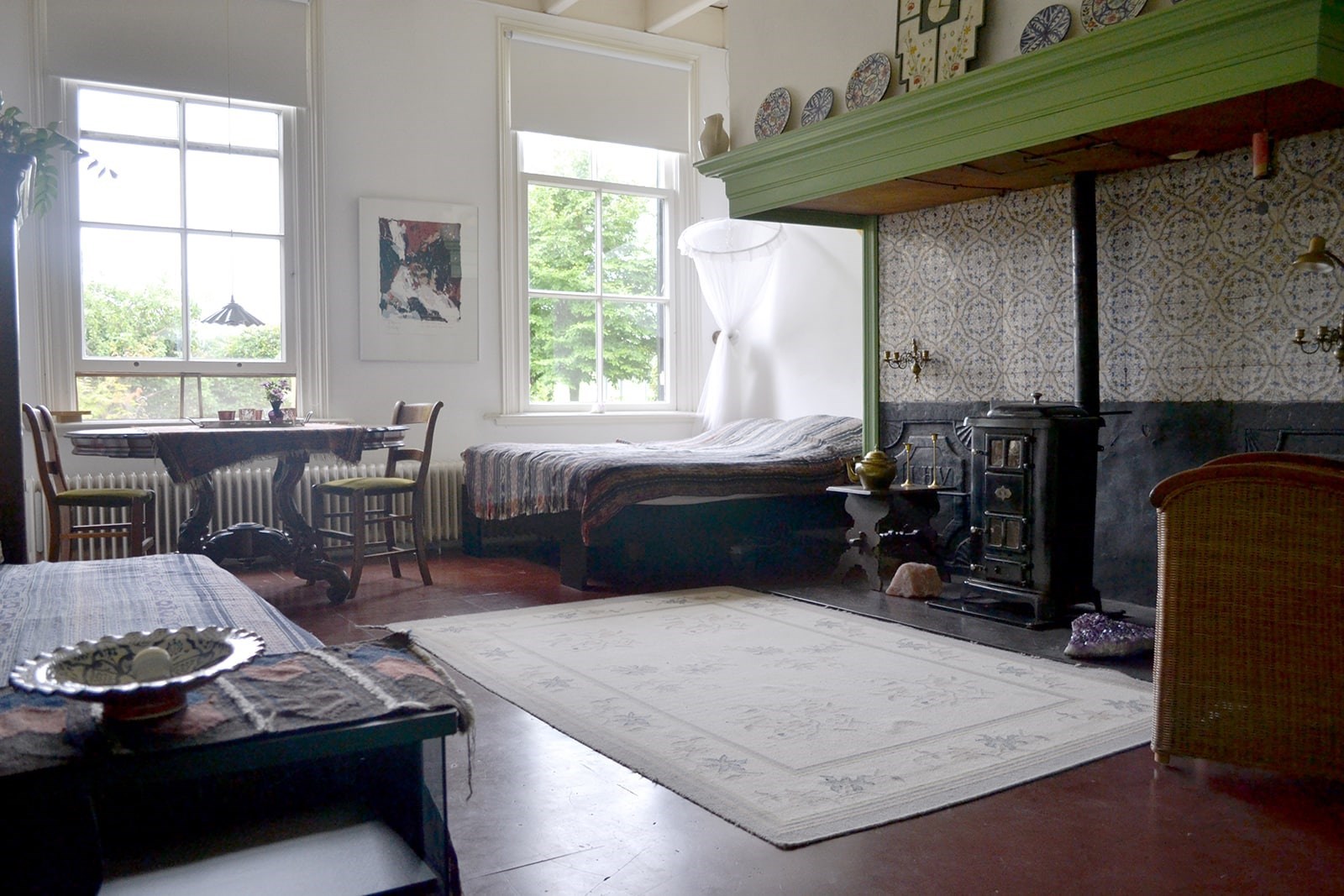 Historische stijlkamer met een oorspronkelijke antieke schouw