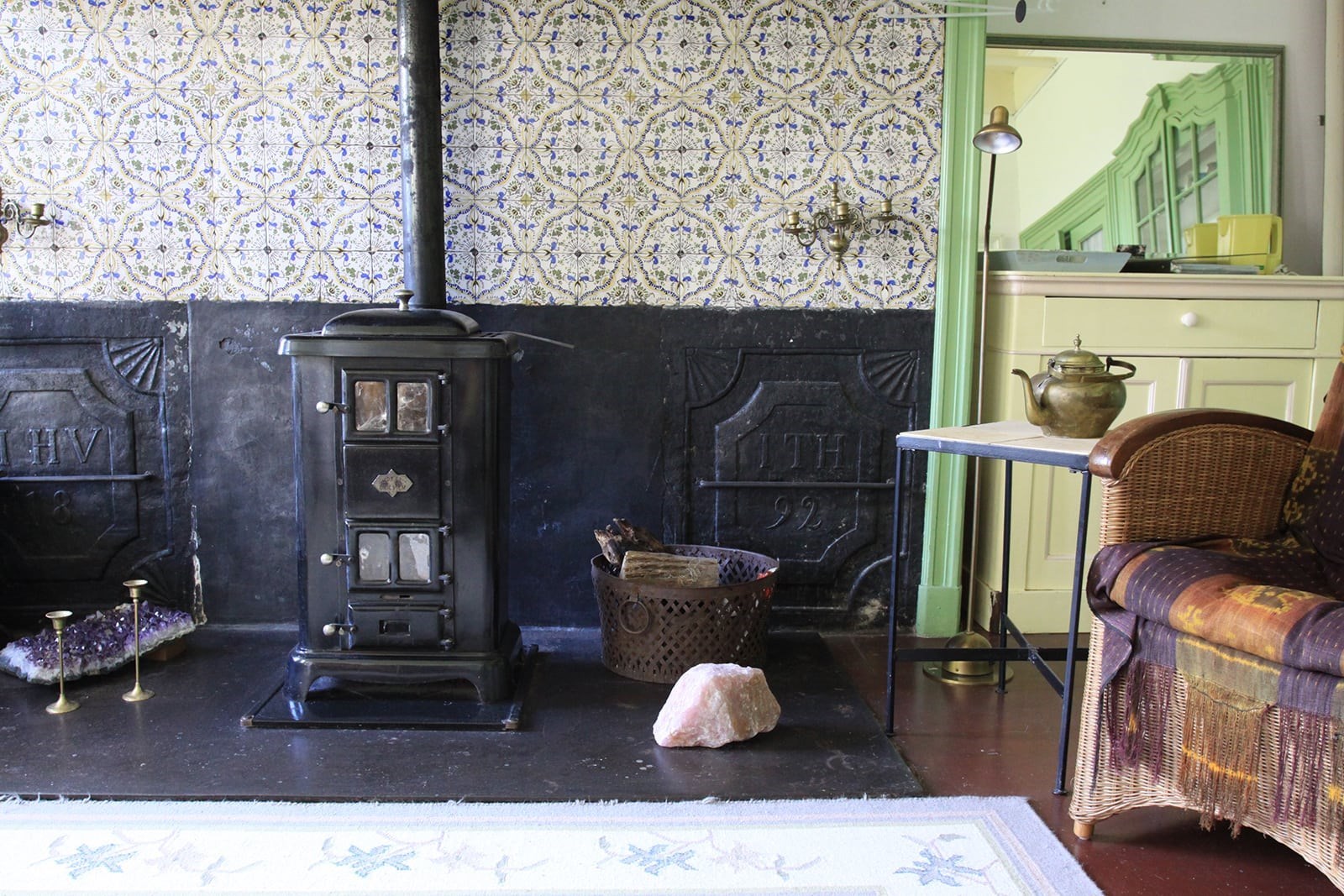 Historische stijlkamer met een oorspronkelijke antieke schouw