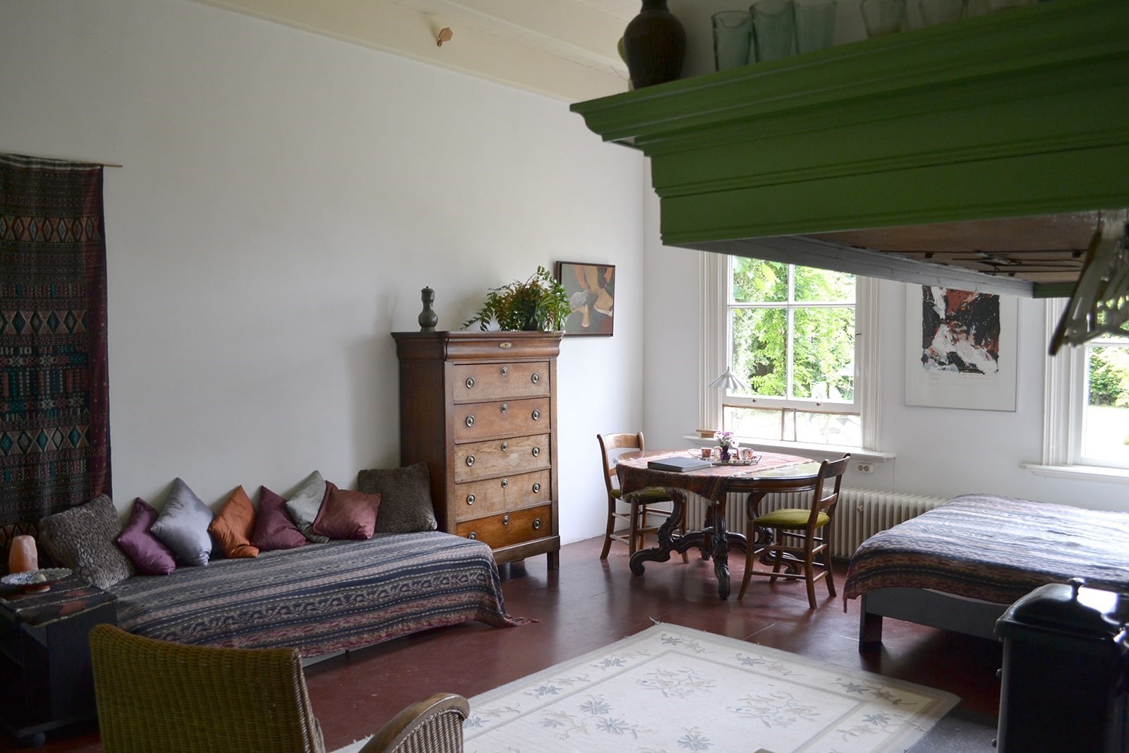 Historische stijlkamer met een oorspronkelijke antieke schouw