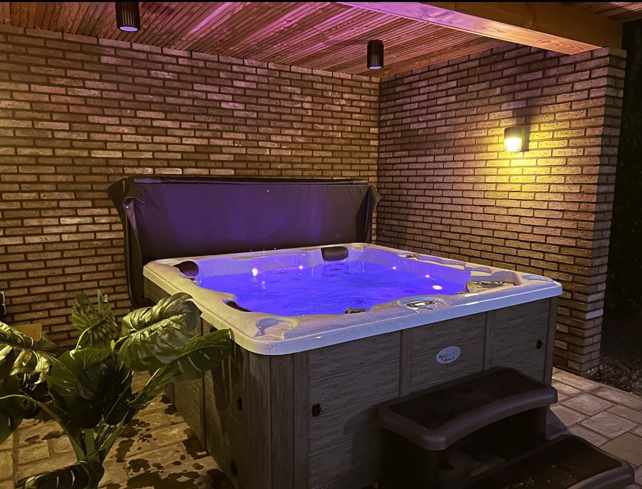 Wellnesslodge met jacuzzi en infra-rood sauna met uitzicht over de landerijen