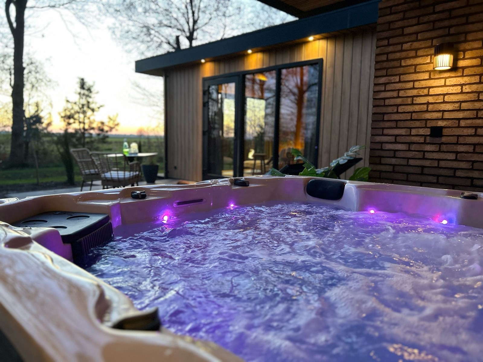 Wellnesslodge met jacuzzi en infra-rood sauna met uitzicht over de landerijen