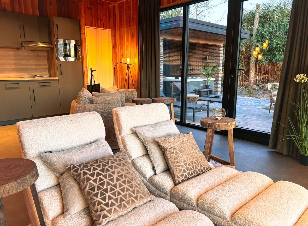 Wellnesslodge met jacuzzi en infra-rood sauna met uitzicht over de landerijen