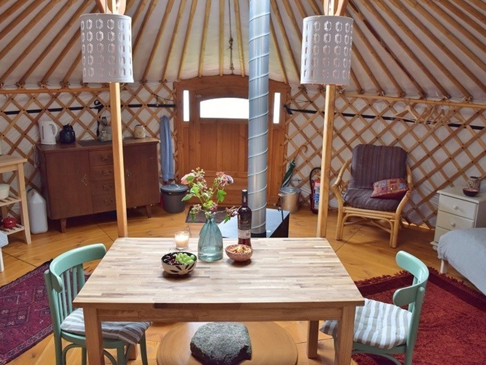 Slapen onder de sterren in een magische yurt midden in een bosrijke omgeving