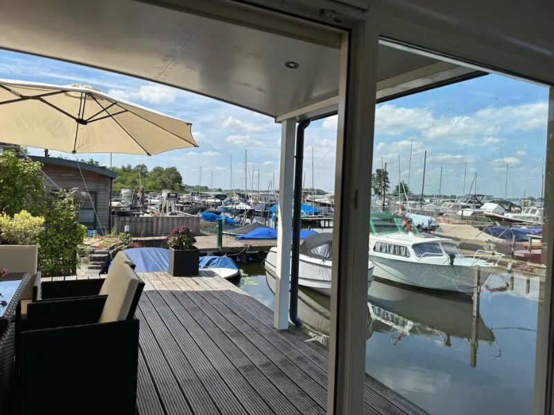 Luxe woonark met jacuzzi én sloep & supboards om de Loosdrechte Plassen mee op te gaan