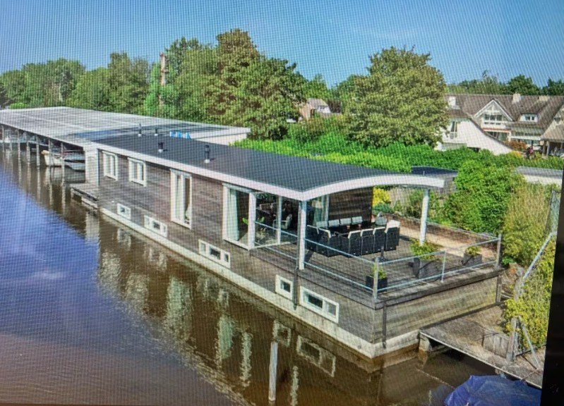 Luxe woonark met jacuzzi én sloep & supboards om de Loosdrechte Plassen mee op te gaan