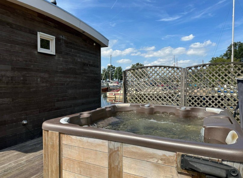 Luxe woonark met jacuzzi én sloep & supboards om de Loosdrechte Plassen mee op te gaan