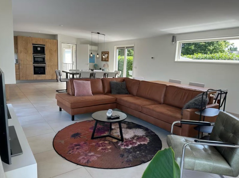 Luxe woonark met jacuzzi én sloep & supboards om de Loosdrechte Plassen mee op te gaan