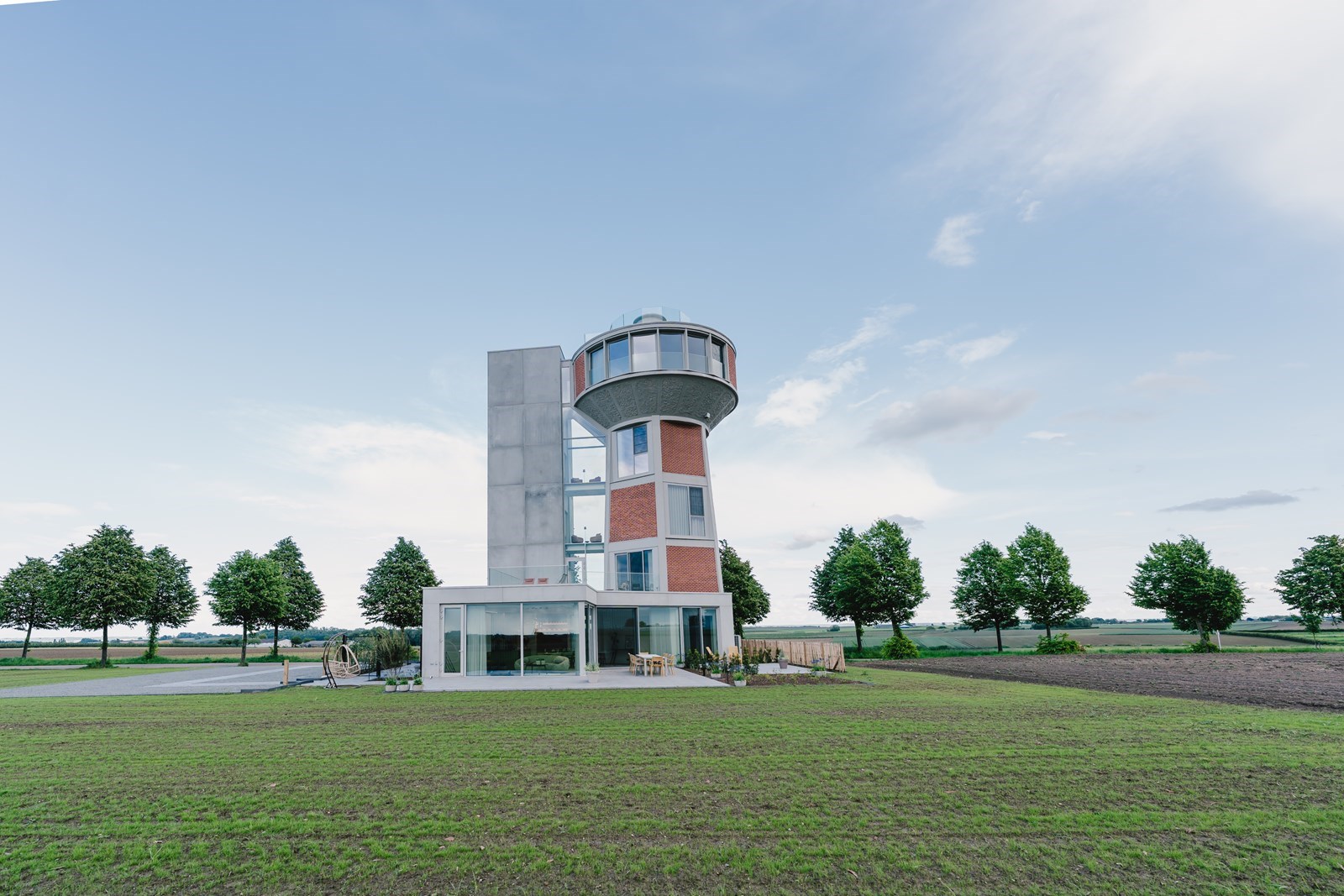 Een iconisch verblijf op de begane grond in een luxueus gerenoveerde watertoren vlakbij Maastricht