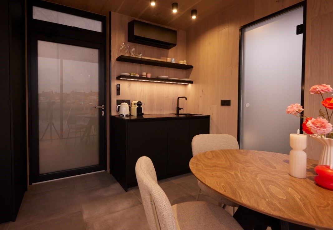 Spiegelhuisje aan het brede kanaal van Den Bosch. Hier slaap je in een illusie.