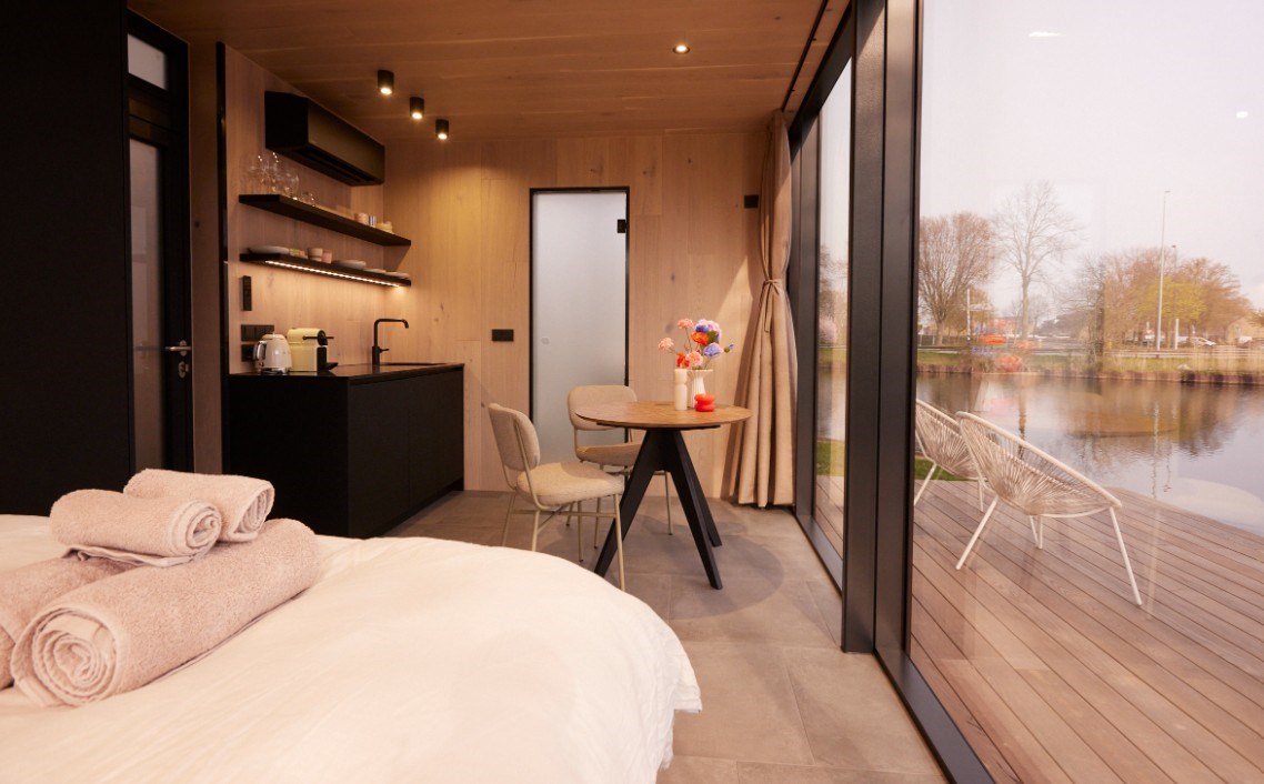 Spiegelhuisje aan het brede kanaal van Den Bosch. Hier slaap je in een illusie.