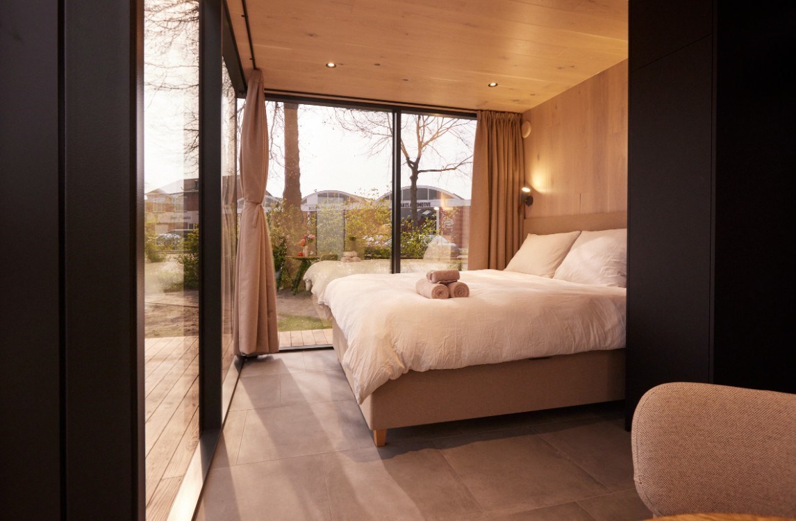 Spiegelhuisje aan het brede kanaal van Den Bosch. Hier slaap je in een illusie.